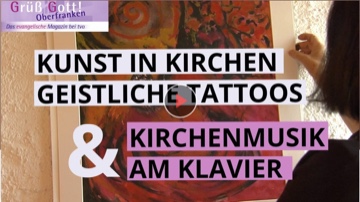 Anne Olbrich am Klavier in Kirche, Kunstinstallation mit geistlichen Tattoos im Hintergrund, Fernsehberich
