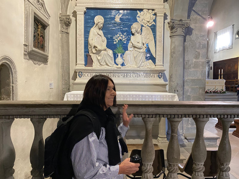 K&uuml;nstlerin Anne Olbrich aus Ebern vor Renaissancereliefs in Kirchenraum